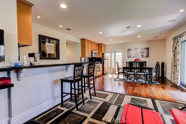 Detail Gallery Image 3 of 11 For 2504 23rd St #B,  Santa Monica,  CA 90405 - 2 Beds | 2 Baths