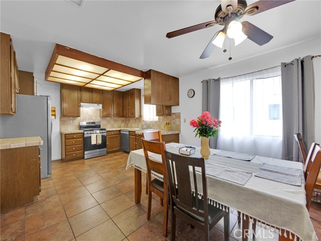 Detail Gallery Image 10 of 31 For 18425 Saticoy St #1,  Reseda,  CA 91335 - 3 Beds | 2/1 Baths