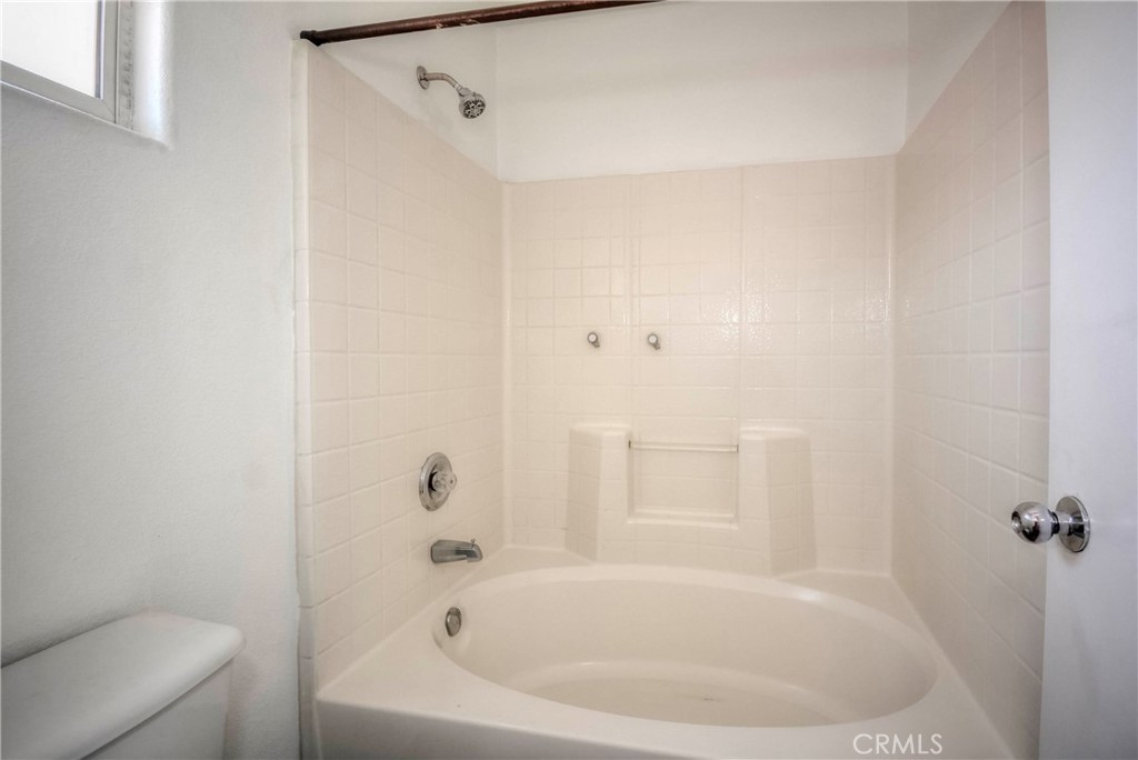 https://media.crmls.org/medias/ddfff2d3-3f49-4f49-b1af-aa4e2d3767c7.jpg?preset=X-Large