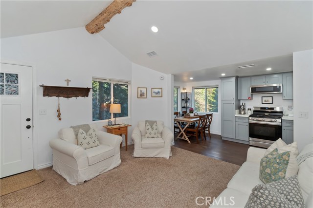 687 Spring, Cedarpines Park CA: https://media.crmls.org/medias/de0170cb-ce76-4834-b6fc-30c79fcda013.jpg