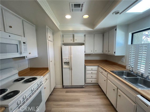 Detail Gallery Image 3 of 23 For 8566 Van Ness Ct 23d,  Huntington Beach,  CA 92646 - 3 Beds | 2 Baths