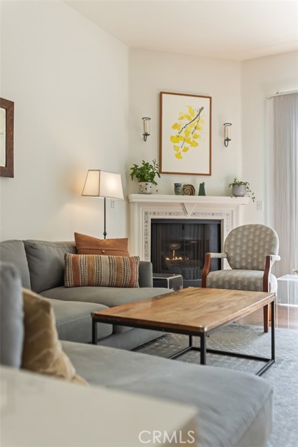 Detail Gallery Image 4 of 55 For 11445 Moorpark, Studio City,  CA 91602 - 2 Beds | 2/1 Baths