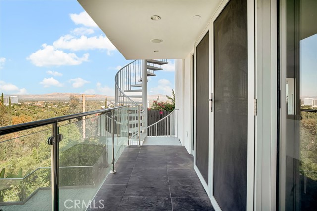 Detail Gallery Image 26 of 57 For 14721 Round Valley Dr, Sherman Oaks,  CA 91403 - 5 Beds | 4/2 Baths