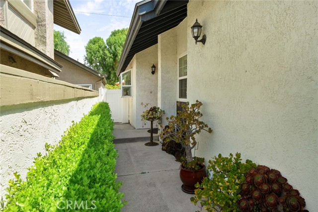 339 W Dawson Court, Glendora CA: https://media.crmls.org/medias/de0d1a8f-2714-4ff2-b362-c024637ec356.jpg