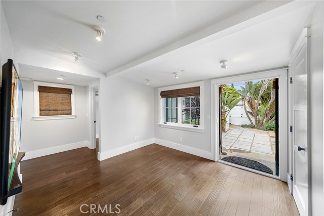 411 Poplar Street, Laguna Beach CA: https://media.crmls.org/medias/de0d3904-4b4a-43a1-a832-59b3d6bf6774.jpg