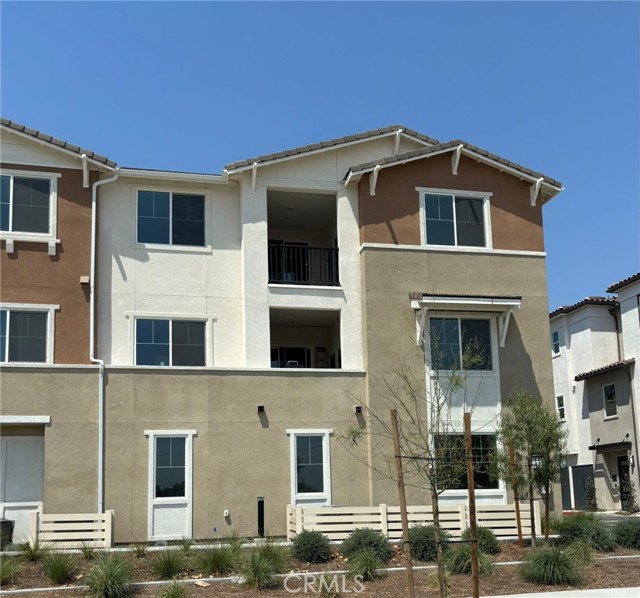 6136 Valentina Way, Eastvale CA: https://media.crmls.org/medias/de0dcefa-7160-407a-b977-2066457cef2f.jpg