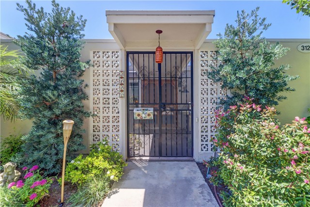 Detail Gallery Image 3 of 57 For 312 Ave Castilla #D,  Laguna Woods,  CA 92637 - 2 Beds | 2 Baths