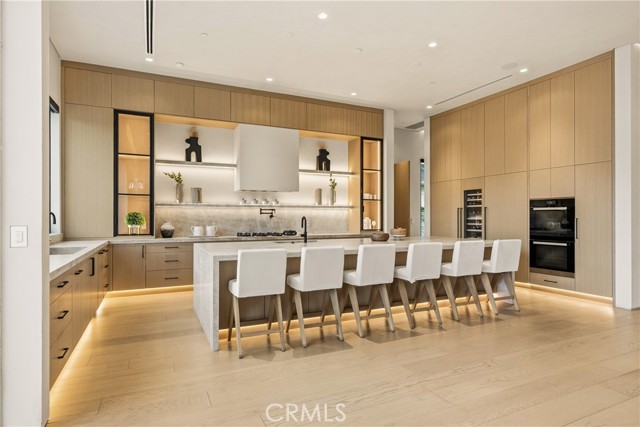 Detail Gallery Image 16 of 54 For 22924 Erwin St, Woodland Hills,  CA 91367 - 11 Beds | 9/2 Baths