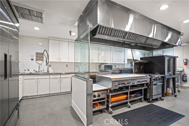 5200 Irvine Blvd., Irvine CA: https://media.crmls.org/medias/de0fc889-08e9-4c18-8b29-40fa4af8b4c8.jpg