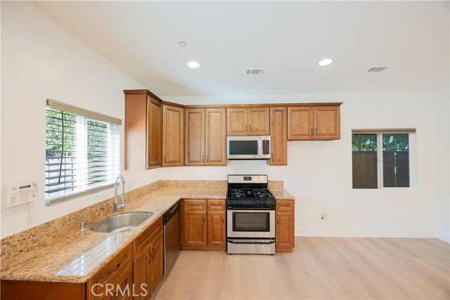 Detail Gallery Image 9 of 27 For 19617 Oxnard St, Tarzana,  CA 91356 - 3 Beds | 2 Baths