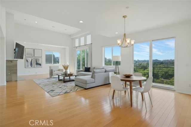 Detail Gallery Image 1 of 43 For 5678 Como Circle, Woodland Hills,  CA 91367 - 5 Beds | 3/1 Baths