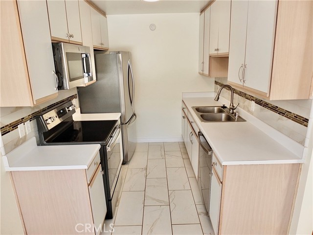121 Sinclair Avenue, Glendale CA: https://media.crmls.org/medias/de15feb8-487e-4954-8bcf-667b0c8ab93c.jpg