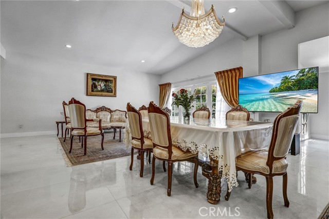 5115 Boda Pl, Woodland Hills CA: https://media.crmls.org/medias/de1890a8-6459-43b8-8778-c0582ea5272a.jpg