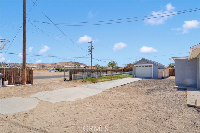 29246 Radio Rd, Barstow CA: https://media.crmls.org/medias/de19c508-d766-443c-b2c9-310f247499f8.jpg