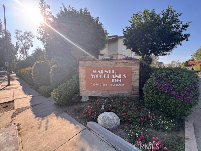 21551 Burbank Boulevard, Woodland Hills CA: https://media.crmls.org/medias/de1d9041-b44f-49e6-ac6f-05c30af2183f.jpg