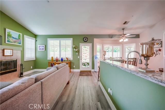11327 La Brisa Circle, Fontana CA: https://media.crmls.org/medias/de1de822-8958-4111-baf5-2d03cd76ea30.jpg