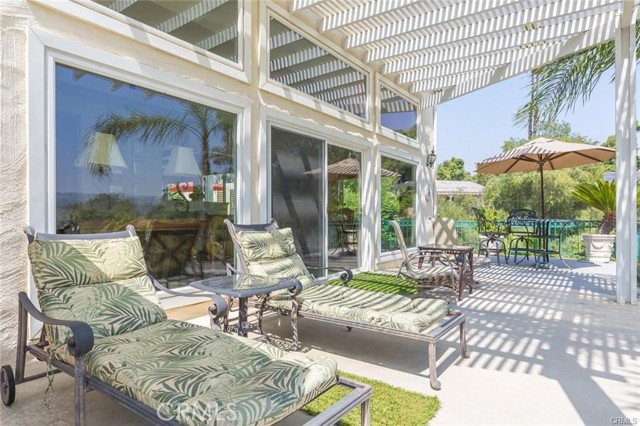 1802 Prince Albert Drive, Riverside CA: https://media.crmls.org/medias/de1e7f50-1722-43f9-834e-eff01d692008.jpg