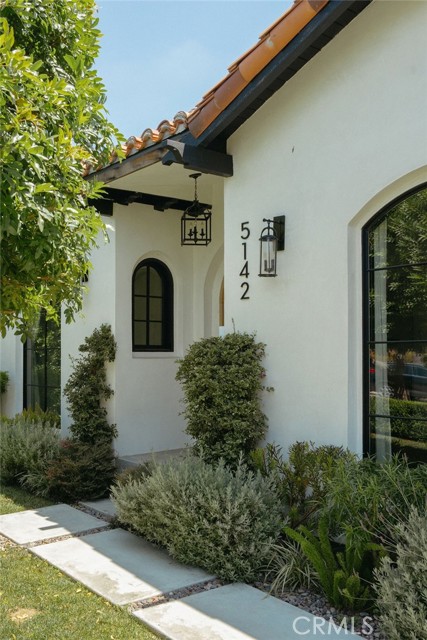 5142 Brynhurst Avenue, Los Angeles CA: https://media.crmls.org/medias/de1eb3cc-d725-4b0b-9d85-aa4a27add346.jpg