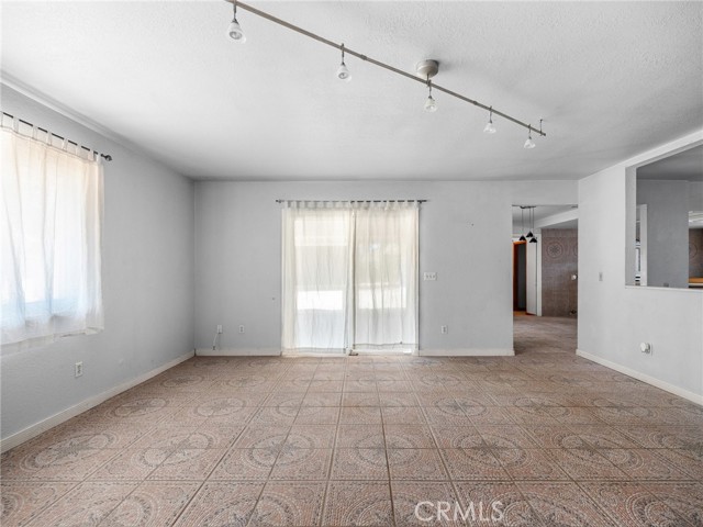 18425 Owatonna Road, Apple Valley CA: https://media.crmls.org/medias/de20e07a-c272-4c35-9ad4-7ddc6e70c439.jpg