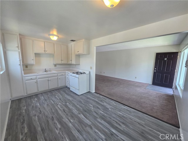 1558 N Hope Avenue, Ontario CA: https://media.crmls.org/medias/de22b990-1142-4644-926d-159b12646b52.jpg