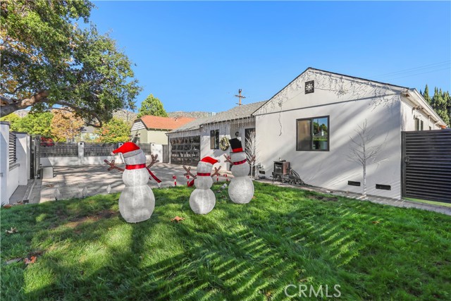 Detail Gallery Image 2 of 40 For 2240 N Parish, Burbank,  CA 91504 - 4 Beds | 2 Baths