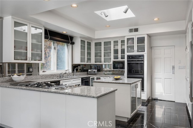 4219 Tarzana Estates Drive, Tarzana CA: https://media.crmls.org/medias/de239a05-0c78-4e4b-a2ef-534831321af2.jpg