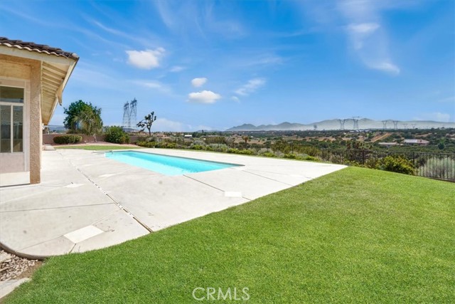 6940 Oak Vista Lane, Oak Hills CA: https://media.crmls.org/medias/de26719f-9bad-408d-9030-c01be45df7fd.jpg