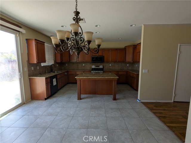 Detail Gallery Image 9 of 22 For 15243 Riverview, Victorville,  CA 92394 - 3 Beds | 2/1 Baths