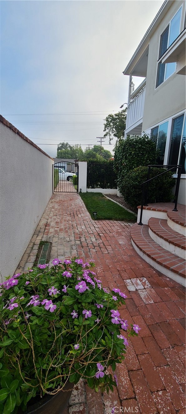 1711 North Glenoaks Boulevard photo 4