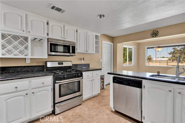 Detail Gallery Image 17 of 55 For 13940 Hopi Rd, Apple Valley,  CA 92307 - 3 Beds | 2 Baths