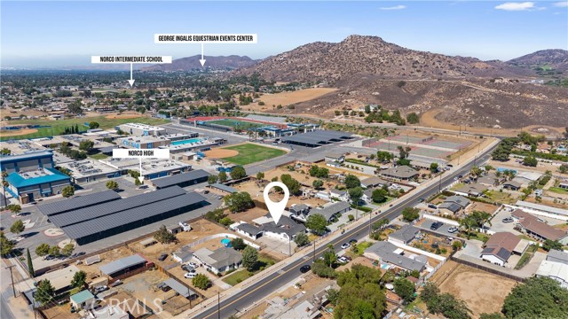 1049 2nd Street, Norco CA: https://media.crmls.org/medias/de2bfcf9-d0d4-4cb7-a4dc-7e0f36ad2cec.jpg