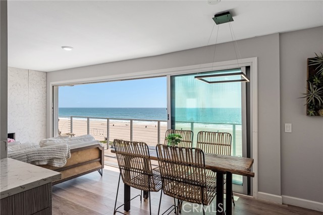 2208 The Strand, Manhattan Beach CA: https://media.crmls.org/medias/de2cb0d9-7c63-4050-9703-c23d51f5d6f2.jpg