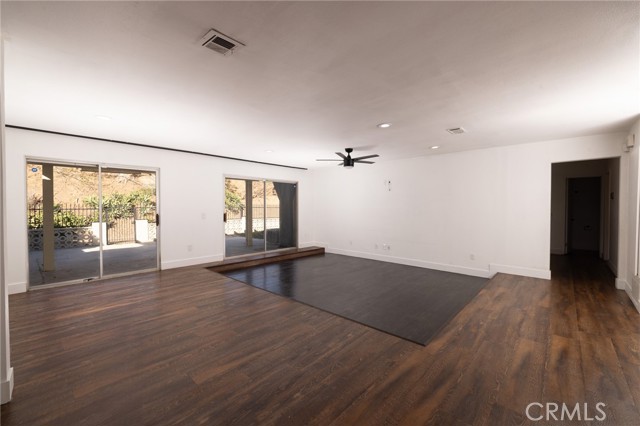 5760 Falling Leaf Lane, Jurupa Valley CA: https://media.crmls.org/medias/de2cf16e-d671-4e72-81fd-2f3c877498de.jpg