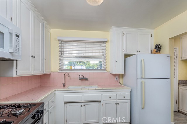 6851 Lubao Avenue, Winnetka CA: https://media.crmls.org/medias/de2e480d-3a4d-467d-a08a-92aee061e6ac.jpg