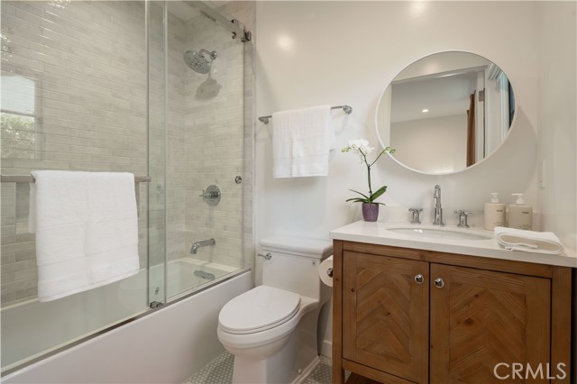 133 N La Jolla Avenue, Los Angeles CA: https://media.crmls.org/medias/de33026c-7391-48a9-ba8b-a37a82598049.jpg