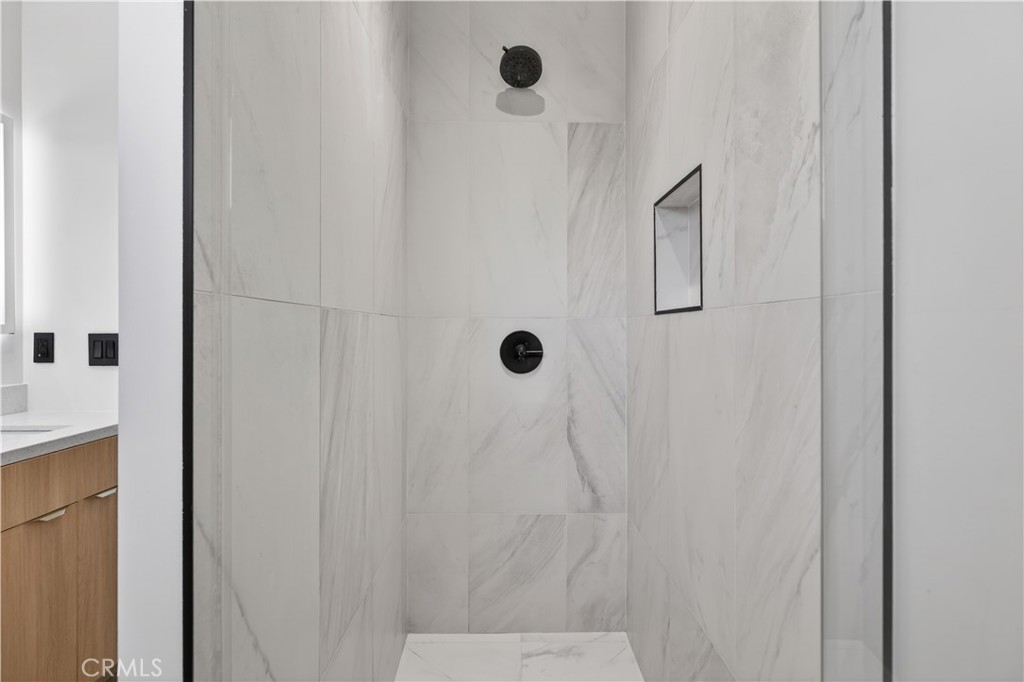 https://media.crmls.org/medias/de34bdcb-1d7c-4019-833a-1fc8c9be3b87.jpg?preset=X-Large