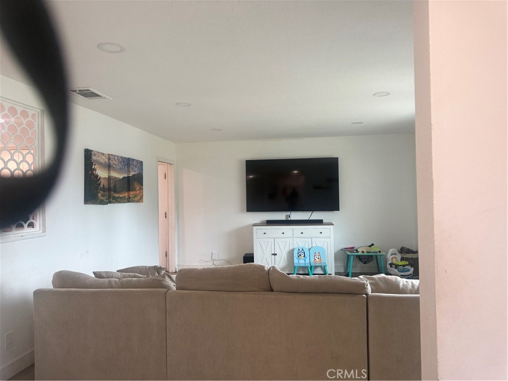 https://media.crmls.org/medias/de372cf0-736d-4df9-8cc7-8e77fa5ac031.jpg?preset=X-Large