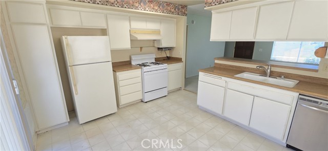 Detail Gallery Image 5 of 12 For 905 N L St, Lompoc,  CA 93436 - 2 Beds | 2 Baths