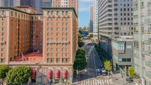 515 S Olive Street, Los Angeles CA: https://media.crmls.org/medias/de3f6d24-dc17-4ae0-b6a1-7d9d1b9261ca.jpg