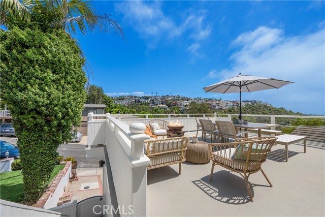 1071 Oro Street, Laguna Beach CA: https://media.crmls.org/medias/de4152a0-1987-4556-b528-ecdfb4e72995.jpg