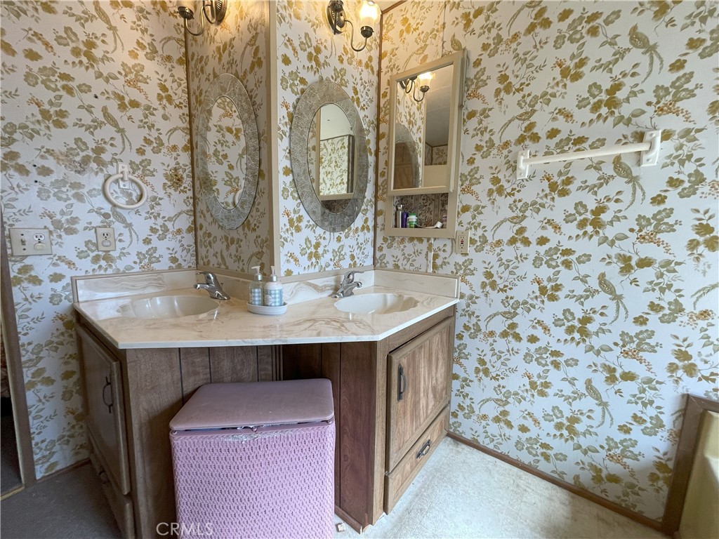 https://media.crmls.org/medias/de4203fc-9bb2-44d0-ba32-38afb77a1ddf.jpg?preset=X-Large