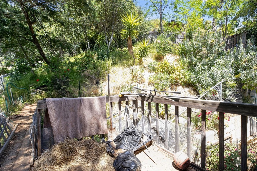https://media.crmls.org/medias/de42a378-2d47-4d8d-9d6c-04affcf265b8.jpg?preset=X-Large