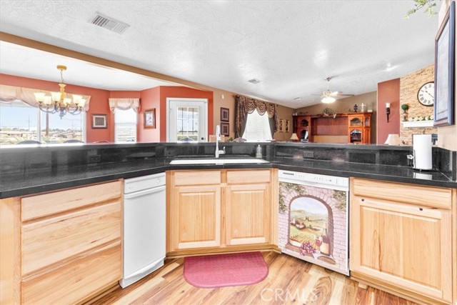 19287 Allegheny Road, Apple Valley CA: https://media.crmls.org/medias/de42e360-1fa2-474f-8cf6-1e002683e8a5.jpg