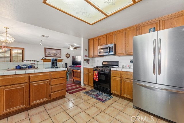 Detail Gallery Image 8 of 34 For 2323 Golden, Lancaster,  CA 93536 - 4 Beds | 3 Baths