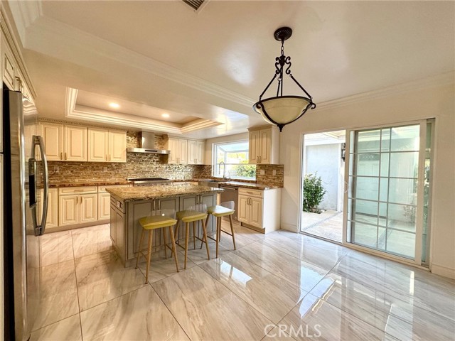 Detail Gallery Image 6 of 18 For 13330 Killion St, Sherman Oaks,  CA 91401 - 4 Beds | 3 Baths