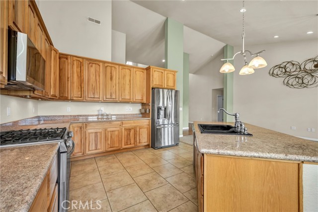 Detail Gallery Image 14 of 38 For 18695 Horseshoe Rd, Hidden Valley Lake,  CA 95467 - 3 Beds | 2/1 Baths