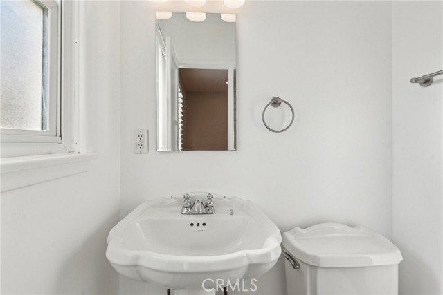 17048 Baltar Street, Lake Balboa CA: https://media.crmls.org/medias/de468336-1580-43c6-ac3a-977e7968b4f0.jpg
