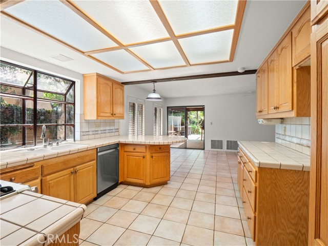 24540 Acorn Court, Newhall CA: https://media.crmls.org/medias/de49ceb3-bb7e-4faa-bdea-e5d4a7ec0310.jpg