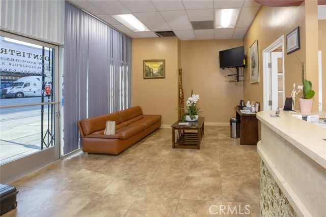 6624 Van Nuys Boulevard, Van Nuys CA: https://media.crmls.org/medias/de4a56c7-75c4-447d-83cc-457fc2bf8a12.jpg