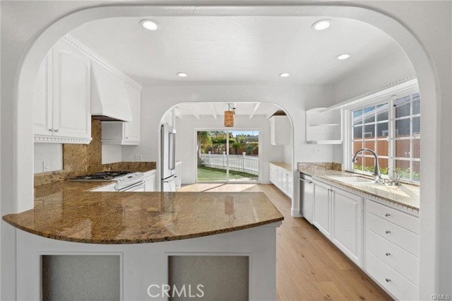 Detail Gallery Image 3 of 16 For 369 E 20th, Costa Mesa,  CA 92627 - 4 Beds | 3 Baths